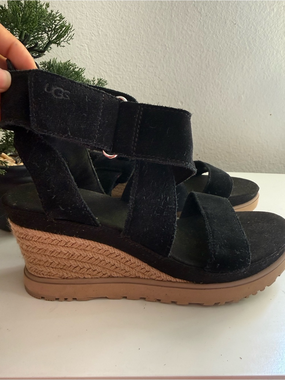 UGG lleana size 8.5 Black Suede Crisscross Espadrille Wedge Sandals